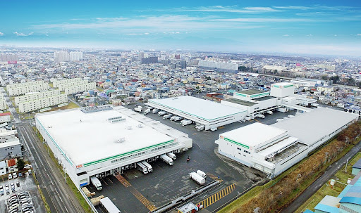 <p>社名：北海道ロジサービス株式会社<br />
事業開始日 2013年4月1日<br />
資本金 8,500万円<br />
株主 コープトレーディング株式会社(100%)<br />
代表者 代表取締役社⻑ 岩藤正和<br />
従業員数 約1,000名(2022年4月現在)<br />
売上高 2022年 133億円(2022年度予算)<br />
2021年 122億円(2021年度実績)<br />
2020年 105億円(2020年度実績)<br />
2019年 96億円(2019年度実績)<br />
2018年 96億円(2018年度実績)<br />
2017年 88億円(2017年度実績)<br />
2016年 82億円(2016年度実績)<br />
2015年 80億円(2015年度実績)<br />
2014年 76億円(2014年度実績)<br />
2013年 75億円(2013年度実績)<br />
敷地面積 20,000坪<br />
車両入場数 1日約700台</p>