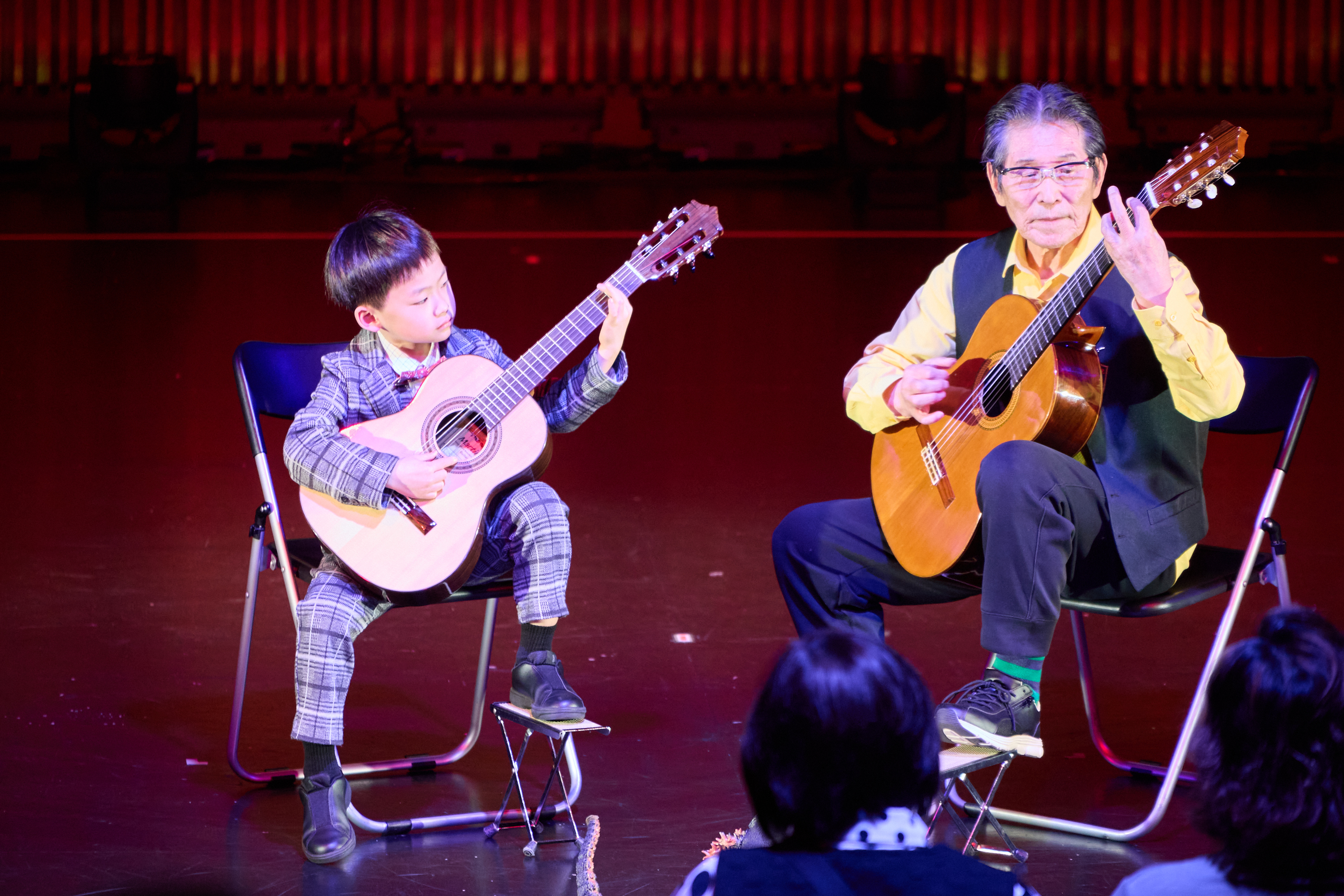 【ギター】小学生の三上君は季子先生と2人で演奏!