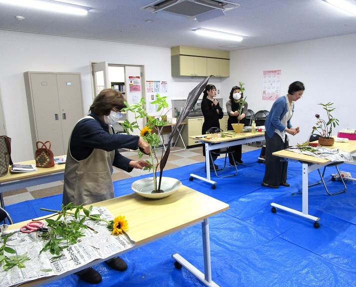 ../common/img/news/「大人の花塾～池坊」　みなさんの作品はこちらから↑↑↑