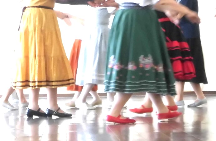 ../common/img/news/楽しく踊ろうフォークダンスの講座内容は画像をクリック　↑