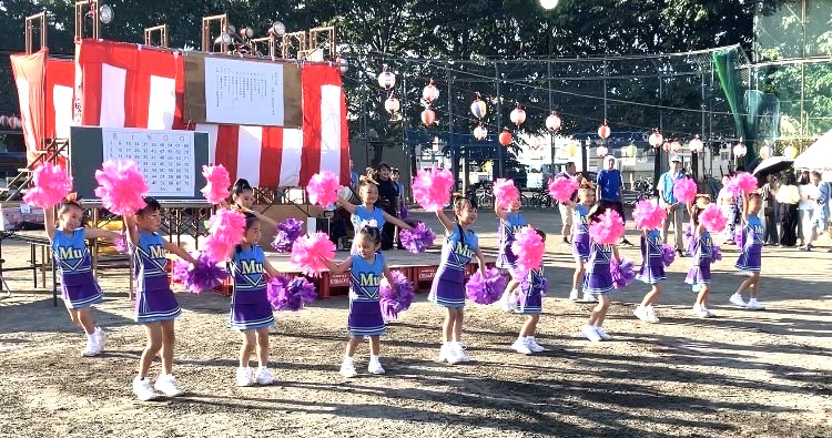 ピンクのポンポンで暑さを吹き飛ばせ～